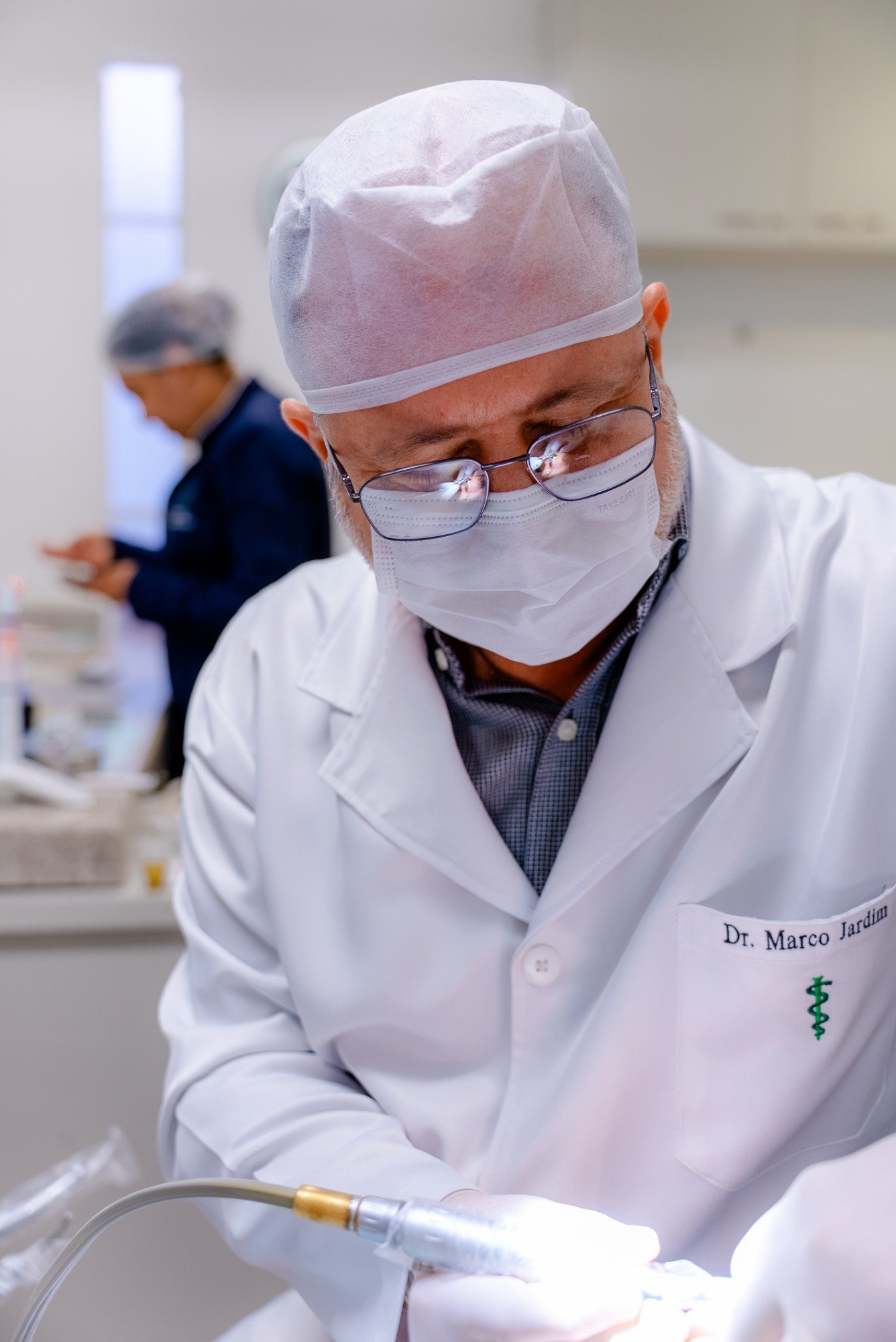 Dr. Marco Jardim em atendimento no consultório do Sion, Belo Horizonte