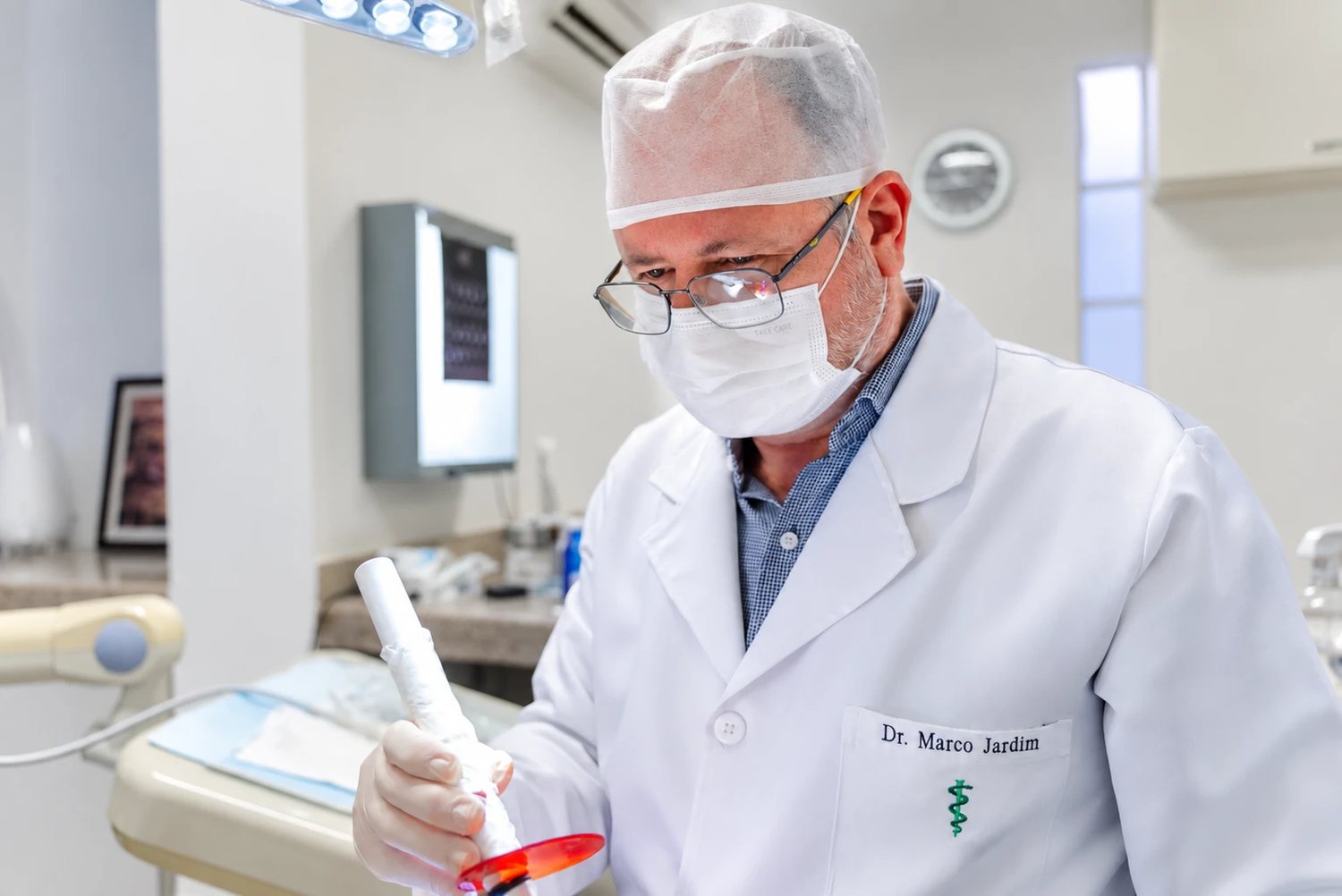 Dr. Marco Jardim em procedimento com equipamento de precisão no consultório